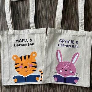 Sac fourre-tout bibliothèque lapin pour tout-petit avec nom, joli sac tigre personnalisé pour enfants, sac de lecture préscolaire 10 x 12 po, sac de livre personnalisé pour enfant