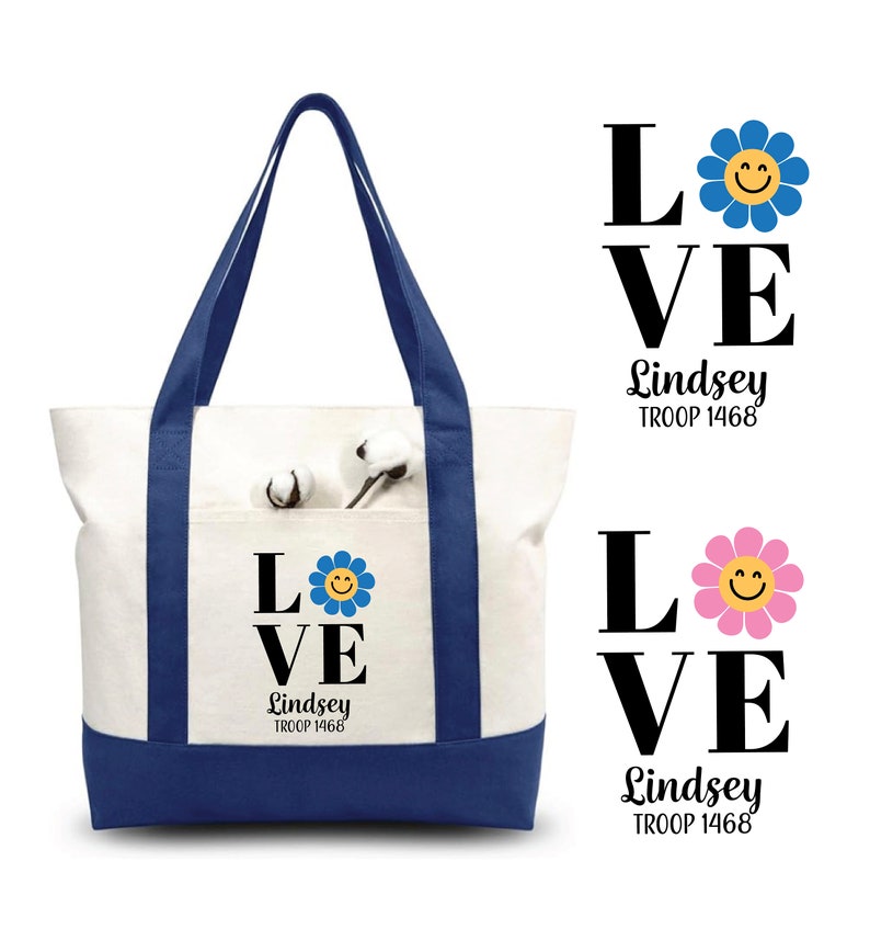 Pu&ograve; includere: Una borsa tote in tela bianca con rifiniture blu e una tasca con una grafica nera "LOVE" con una margherita blu e il testo "Lindsey TROOP 1468".