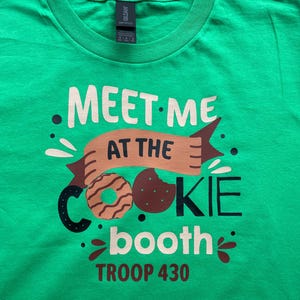 Camiseta "Encuéntrame en el puesto de galletas", camiseta de vendedora de galletas de Girl Scouts, regalo para mamá Scout, camiseta de temporada de galletas, camiseta de líder de tropa, camiseta de GS imagen 2