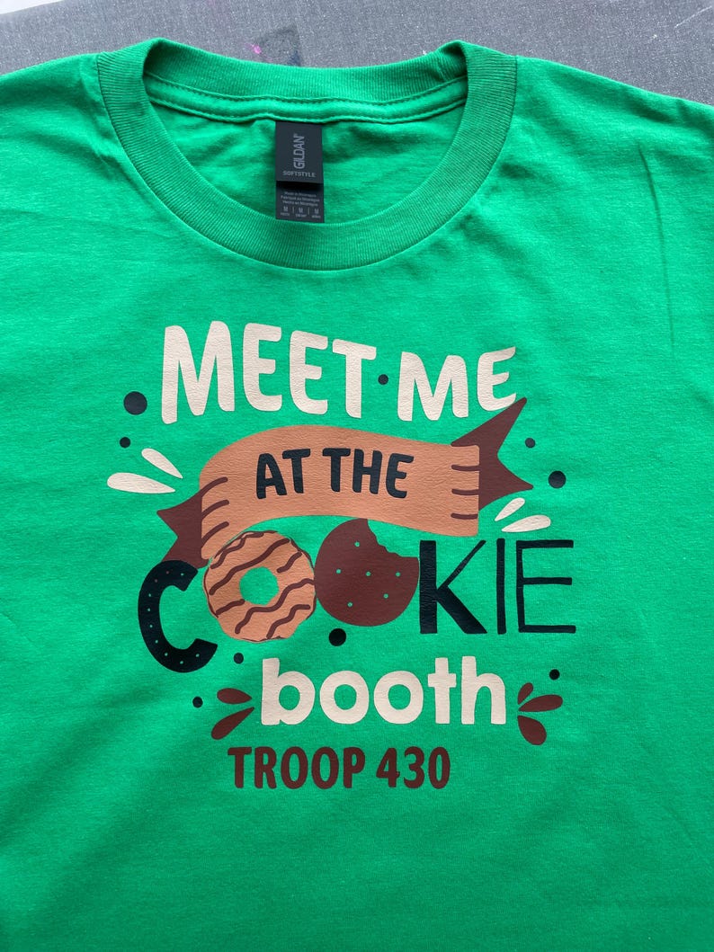 Camiseta "Encuéntrame en el puesto de galletas", camiseta de vendedora de galletas de Girl Scouts, regalo para mamá Scout, camiseta de temporada de galletas, camiseta de líder de tropa, camiseta de GS imagen 2