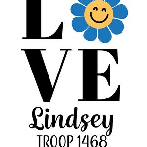 Pu&ograve; includere: Grafica in bianco e nero con la parola "LOVE" in grandi lettere. Un fiore blu con un viso sorridente giallo &egrave; al centro della grafica. Il testo "Lindsey TROOP 1468" &egrave; sotto la grafica.