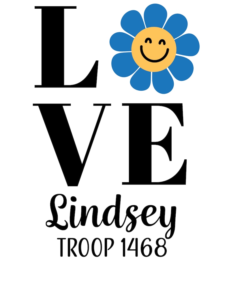 Pu&ograve; includere: Grafica in bianco e nero con la parola "LOVE" in grandi lettere. Un fiore blu con un viso sorridente giallo &egrave; al centro della grafica. Il testo "Lindsey TROOP 1468" &egrave; sotto la grafica.