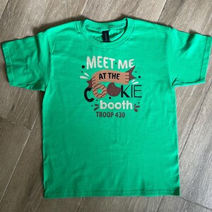 Camiseta "Encuéntrame en el puesto de galletas", camiseta de vendedora de galletas de Girl Scouts, regalo para mamá Scout, camiseta de temporada de galletas, camiseta de líder de tropa, camiseta de GS imagen 5