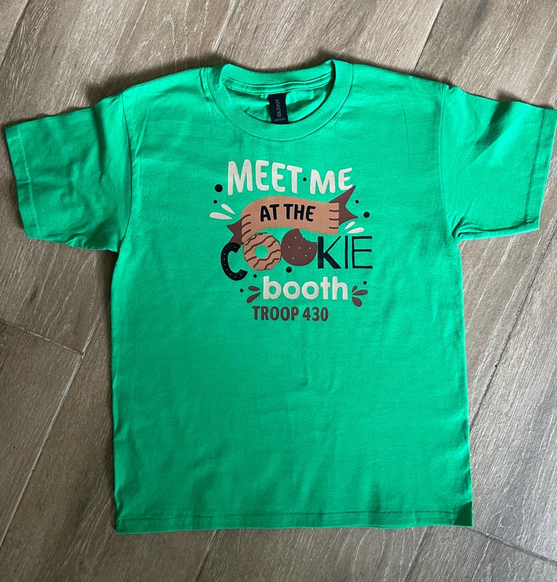 Camiseta "Encuéntrame en el puesto de galletas", camiseta de vendedora de galletas de Girl Scouts, regalo para mamá Scout, camiseta de temporada de galletas, camiseta de líder de tropa, camiseta de GS imagen 5