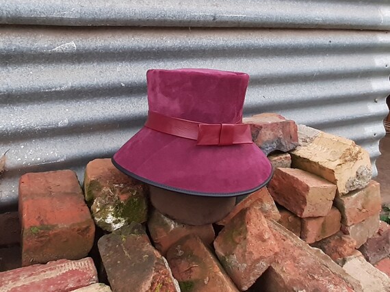 Beautiful Burgundy Suede Leather 1920s Style Flapper Hat  display picture 1