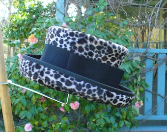 Gorgeous leopard print suede leather & fabric Ladies / Womens Vintage 1920s style Hat