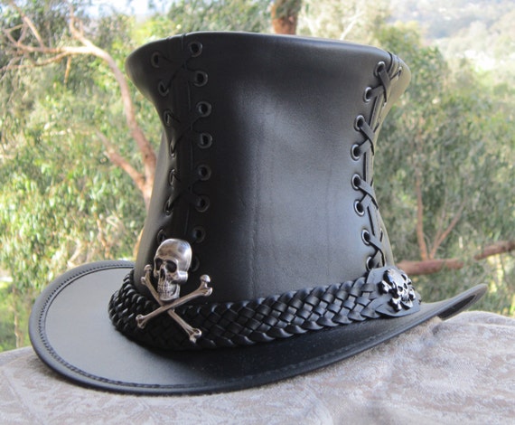 Schwarzer Gothic Leder Korsett Vintage Top Hut mit breitem handgeflochtenem  Lederband, fest gegossenen Totenkopf Badges - .de