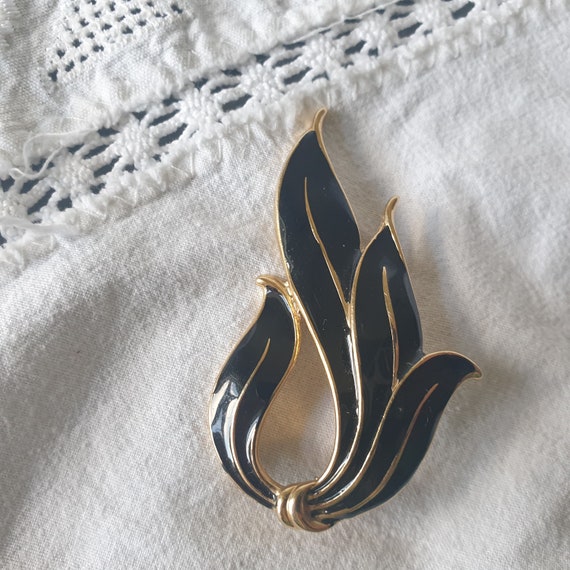 Vintage 60s 70s Enamel Brooch Black Gold Tone Met… - image 9