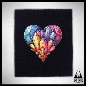 Può includere: Un design a forma di cuore realizzato con cristalli colorati su uno sfondo nero. I cristalli sono in tonalità di rosa, viola, blu e giallo.