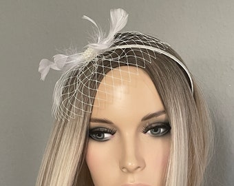 Bridal mini veil feathers pearls ivory hair accessory wedding fascinator headpiece elegant noble