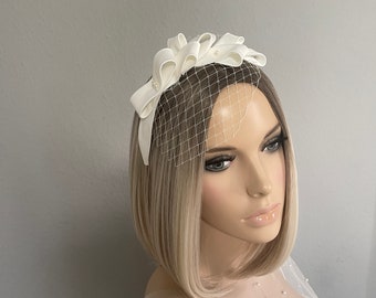 Design Brautschleier kurz Brautsatin Schleifen Origami Perlen elfenbein ivory Hochzeit Fascinator Haarschmuck Kopfschmuck opulent