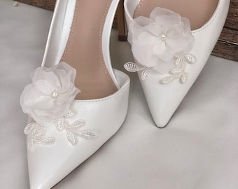 Braut Schuhclips Blümchen Spitze ivory Perlen "Freya" zart romantisch Hochzeit