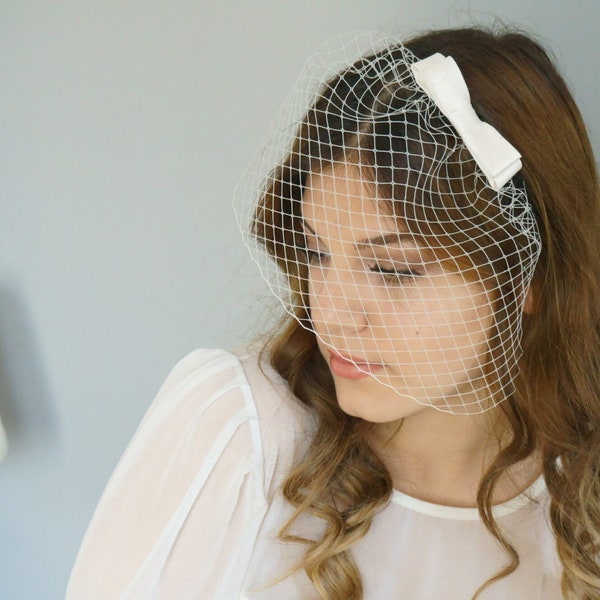 Brautschleier kurz Seiden Schleife elfenbein ivory Hochzeit Fascinator Haarschmuck Kopfschmuck minimalistisch