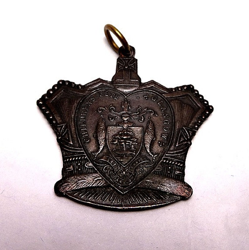 King Edward VII Children/'s Fete Coronation 1902 Antique Pendant Glasgow Scotland Souvenir Medal Queen Alexandra Antique Royal Crown