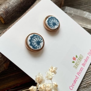 Boucles d&#39;oreilles Corelle en acier inoxydable avec porcelaine brisée - or rose - créées à partir d&#39;une plaque Corelle bleu cassée de la vieille ville - Puces d&#39;oreilles bouton