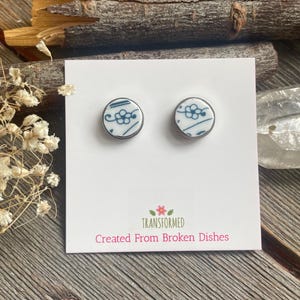Boucles d&#39;oreilles Corelle en acier inoxydable avec porcelaine brisée - créées à partir d&#39;une plaque bleue Corelle cassée - Puces d&#39;oreilles boutonnées