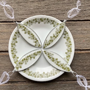 Corelle Christbaumschmuck aus einem Crazy Daisy / Spring Blossom gebrochenen Teller, recycelt, umweltfreundlich (listing gilt für 1 Ornament)