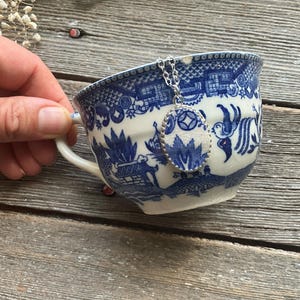 Blue Willow Broken Dishes Halskette - Corelle - Blue Willow Porzellanhalskette an 18 ”Sterling Silberkette Schmuck 925 Sterling Fassung