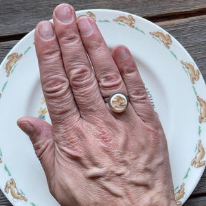 Roestvrijstalen ring van Bunnykins - vintage statementring gemaakt van een gebroken plaat. Gebroken porselein, milieuvriendelijk - konijnenringen, konijn