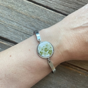 SMALL Corelle Crazy Daisy - broken china bracelet. Stainless steel bangle style bracelet with 20mm broken china setting - pyrex jewelry