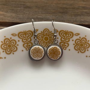 Acier inoxydable - Boucles d&#39;oreilles cassées en porcelaine - Papillon doré Corelle - Boucles d&#39;oreilles vaisselle cassée, bijoux en plaque Corelle remplis de mémoire, jaune