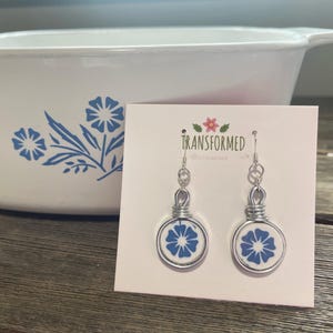 Boucles d&#39;oreilles bleuet Corning Ware - Boucles d&#39;oreilles florales bleues provenant d&#39;une assiette cassée