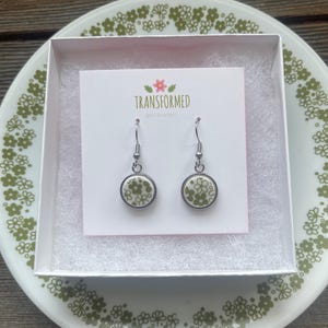 Acier inoxydable - Boucles d&#39;oreilles en porcelaine brisée - Fleurs printanières Corelle - Boucles d&#39;oreilles vaisselle cassée, bijoux en plaque Corelle remplis de mémoire.