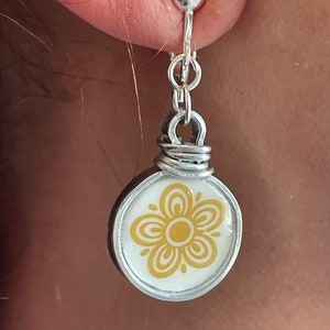 Clip On - Boucles d&#39;oreilles cassées en porcelaine - Fabriquées à partir d&#39;une plaque Corelle cassée - Boucles d&#39;oreilles uniques en forme de papillon doré Corelle de Transformed Jewelry