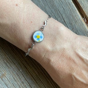 Corelle Wild Flowers  - broken china bracelet. Stainless steel dangly style bracelet with 12mm broken china setting - pyrex jewelry