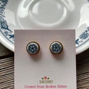 Corelle Gold - Boucles d&#39;oreilles cassées en acier inoxydable avec porcelaine - créées à partir d&#39;une plaque Corelle bleu cassée - Boucles d&#39;oreilles boutonnées