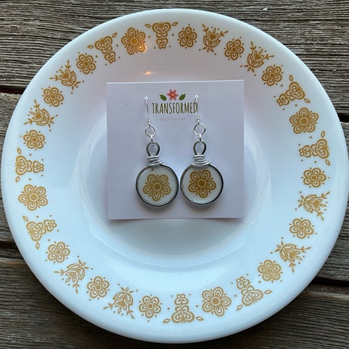 割れた陶器のイヤリング - 割れたコレール皿から作られた、Transformed Jewelryのゴールデンバタフライコレールのユニークなイヤリング