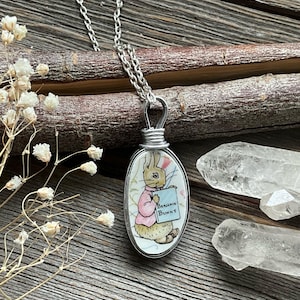 Collar de platos rotos - El mundo de Beatrix Potter - collar nostálgico hecho con un plato roto - Benjamin Bunny - collar de conejo