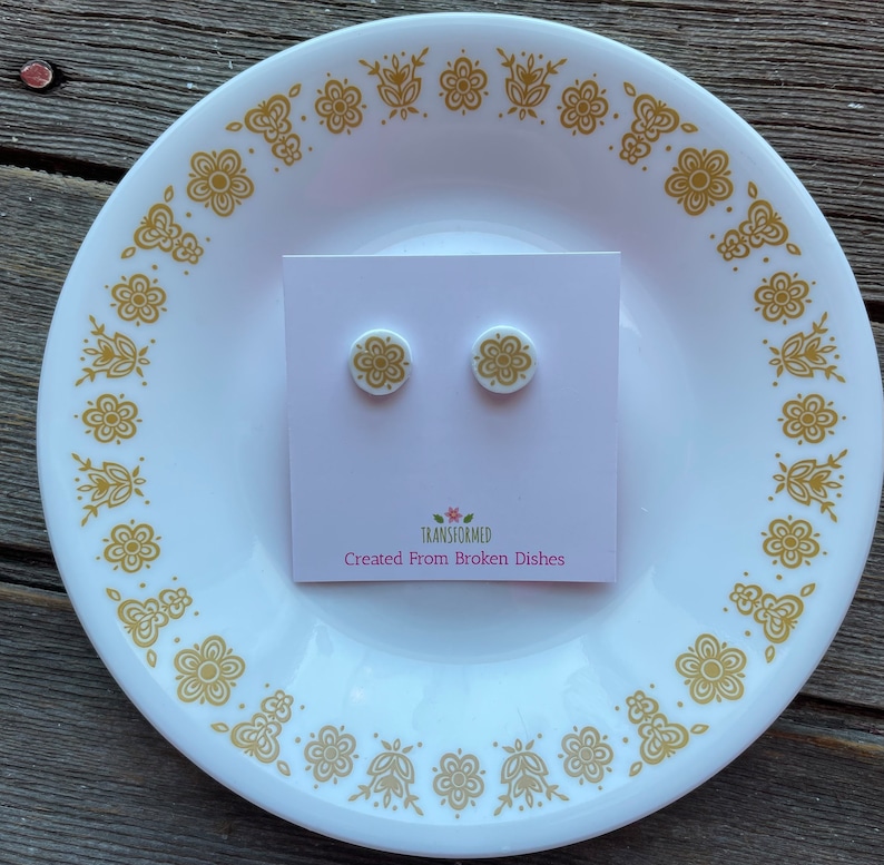 Pendientes Corelle Golden Butterfly: Pendientes de botón de porcelana reciclados, creados a partir de platos rotos: una joya única llena de recuerdos.