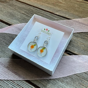 Boucles d&#39;oreilles orange cassées en porcelaine - Fabriquées à partir d&#39;une plaque Corelle cassée - Boucles d&#39;oreilles uniques Corelle fleurs sauvages de Transformed Jewelry