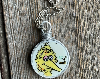 Collana Big Bird Sesame Street, realizzata da un piatto rotto dei Muppets del 1976, gioielli in porcellana rotta, collana muppet, gioielli nostalgici