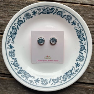 Boucles d&#39;oreilles Corelle en acier inoxydable avec porcelaine brisée - créées à partir d&#39;une plaque bleue Corelle cassée - Puces d&#39;oreilles boutonnées