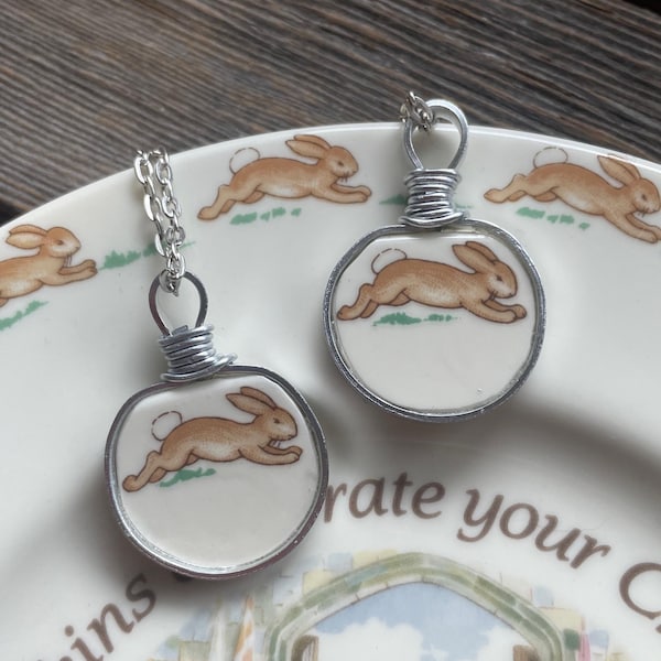 Lapins !! Collier vaisselle cassée - fabriqué à partir d'une assiette cassée. Collier en porcelaine cassée fabriqué à partir de porcelaine Royal Doulton. L'annonce est pour une personne