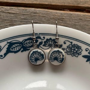 Acier inoxydable - Boucles d&#39;oreilles en porcelaine brisée - Old Town Blue Corelle - Boucles d&#39;oreilles vaisselle cassée, bijoux en plaque Corelle remplis de mémoire. Bleu Corelle