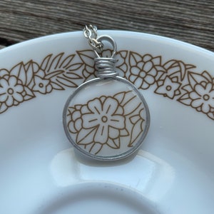 Collar de platos rotos de Corelle: hecho con platos rotos de Woodland Brown, collar de porcelana, colgante de porcelana rota, ecológico