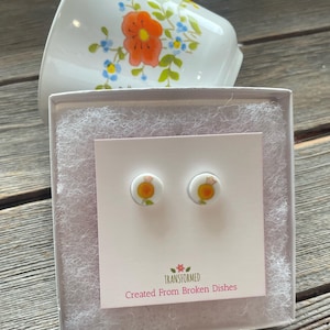 Boucles d&#39;oreilles Corelle Orange Broken China - créées à partir d&#39;une plaque cassée de fleurs sauvages - Puces d&#39;oreilles bouton Boucles d&#39;oreilles Corelle Wild Flower