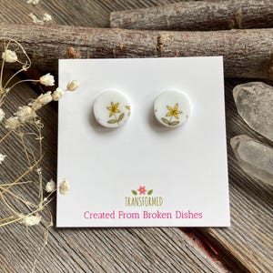 Boucles d&#39;oreilles Corelle Broken China - créées à partir d&#39;une plaque cassée de l&#39;été indien Corelle - Puces d&#39;oreilles bouton - Respectueux de l&#39;environnement