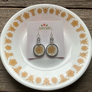 Boucles d&#39;oreilles cassées en porcelaine - Fabriquées à partir d&#39;une plaque Corelle cassée - Boucles d&#39;oreilles uniques Corelle papillon dorées de Transformed Jewelry