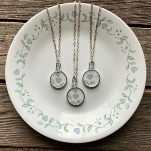 Collier Corelle de vaisselle cassée Country Cottage - fabriqué à partir d&#39;assiette cassée, collier en porcelaine, pendentif en porcelaine cassée, respectueux de l&#39;environnement