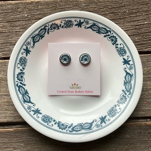 Boucles d&#39;oreilles Corelle en acier inoxydable avec porcelaine brisée - créées à partir d&#39;une plaque bleue Corelle cassée - Puces d&#39;oreilles boutonnées