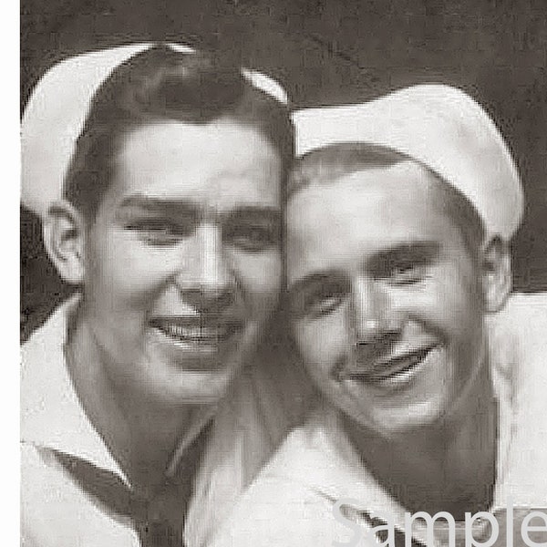 Ristampa vintage 1943 Foto Marinai affettuosi abbraccio in calda posa amorevole Interesse gay 122