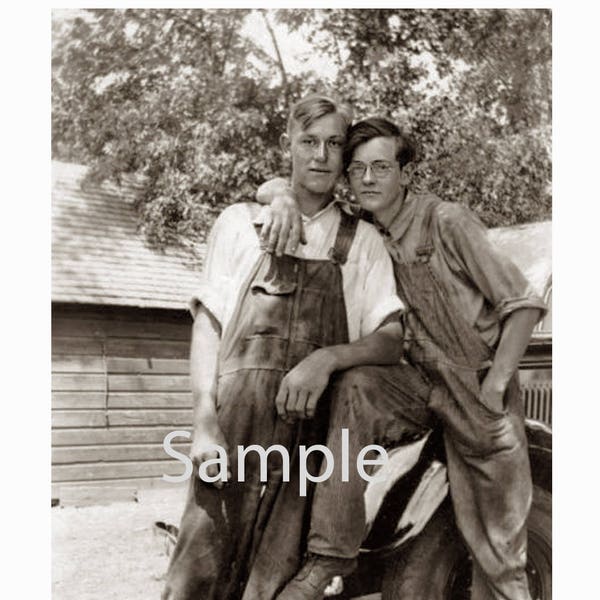 20er Jahre Foto Reprint Handsome affectionate Farm Boys Hug Gay Interest 70