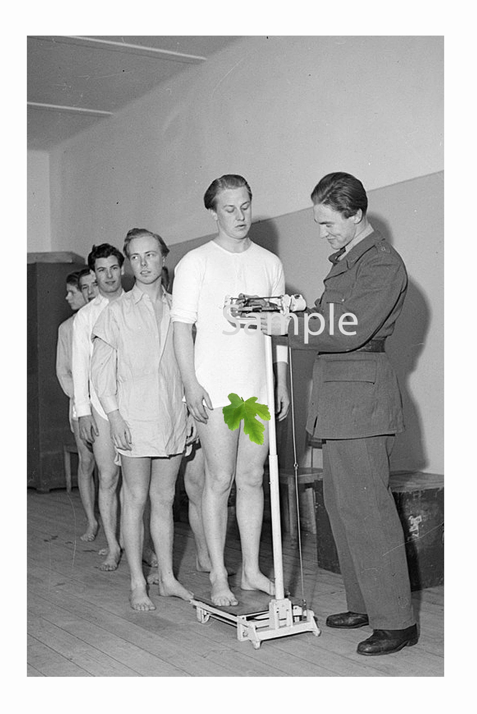 La Blonde Et Les Nus De Soho 1960 Photo réimpression des soldats nus des années 1940 se peser en | Etsy