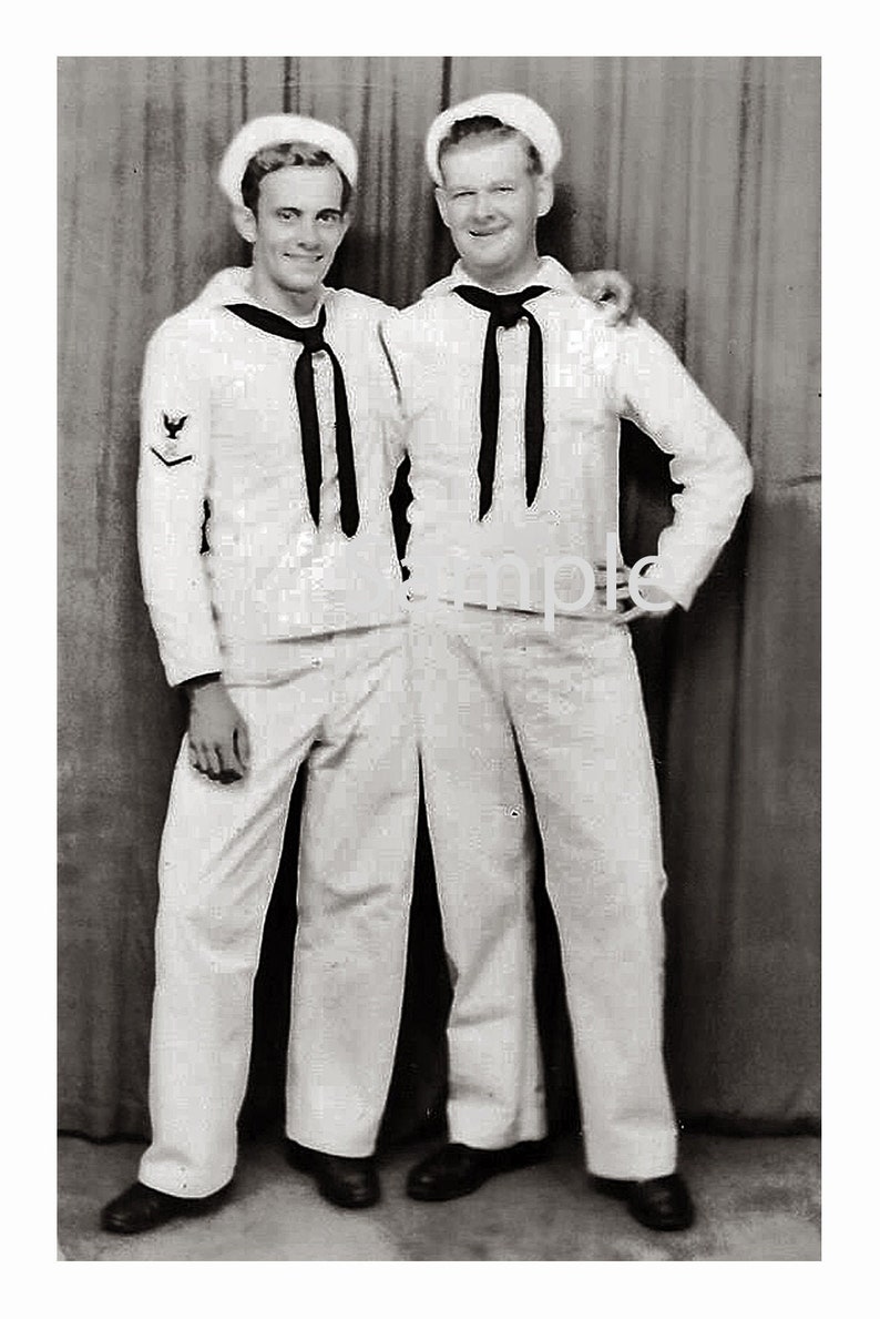 Vintage 1940's Photo Reprint Affectionate WWII Sailors Hug in Hawaiian Arcade Gay Interest 140 imagem 1