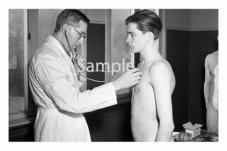 Vintage 1940's Photo Reprint Doctor Caresses Handsome Sexy imagen 0 