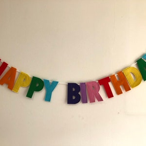 Wimpelkette Geburtstag / Girlande aus Filz mit Herzen und Herzen / Regenbogenfarben